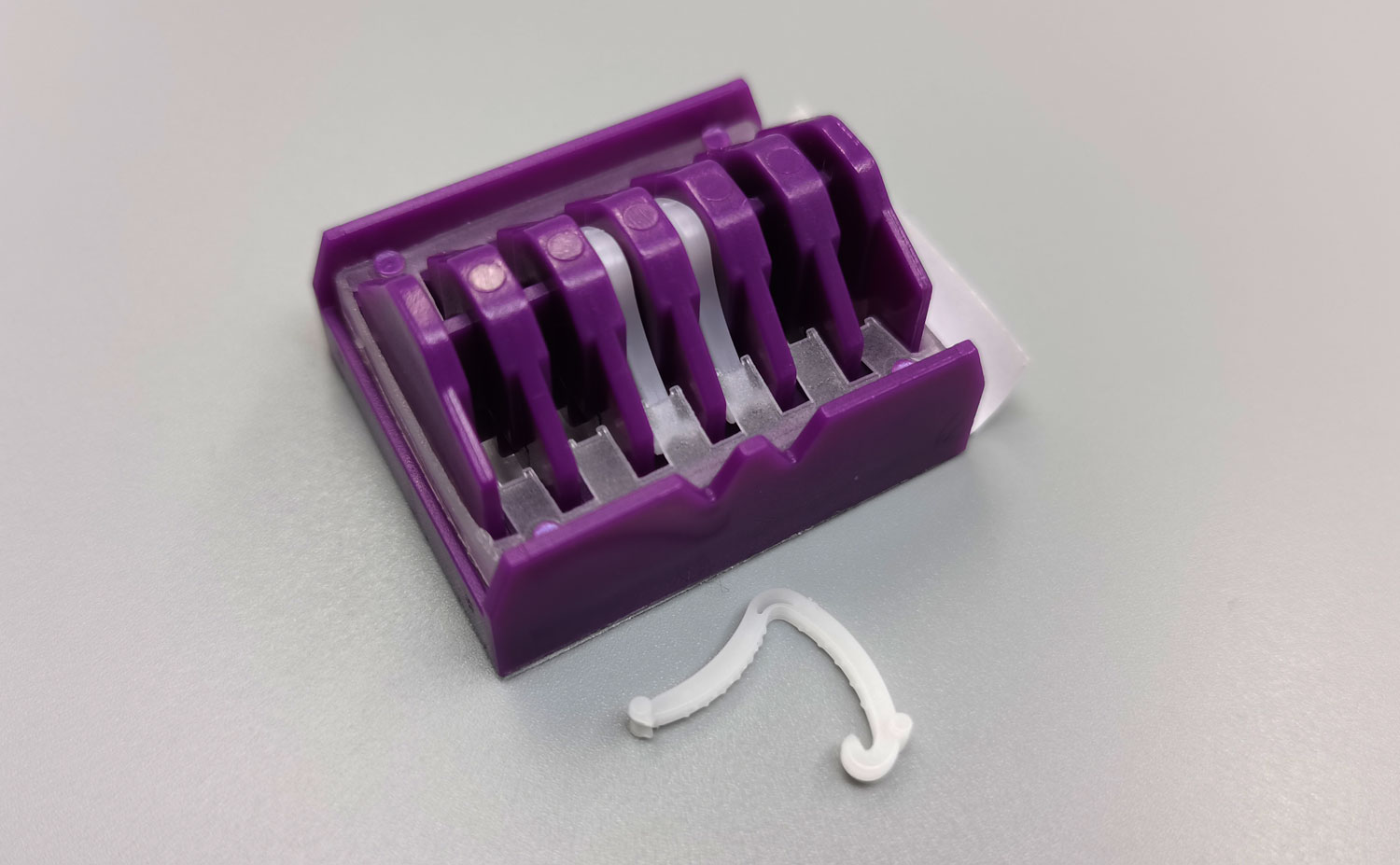 Disposable tissue closure clip, vascular clip